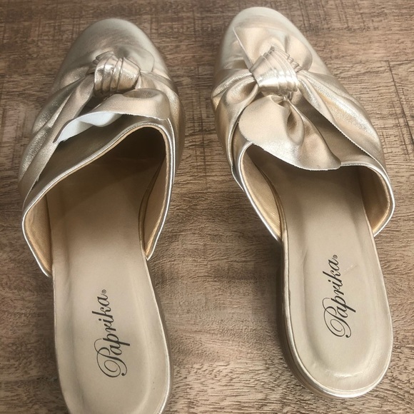 Classic Move Gold Slip On Loafers - Size 8 - Picture 14 of 14